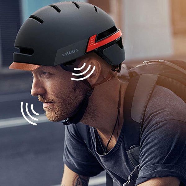 The Livall smart helmet uses 2x 0.5W Stereo speakers and a 42dB Windbreak microphone. https://electrictravels.co.uk